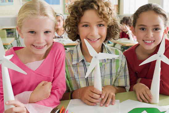 幼儿折纸的好处有哪些? 1.折纸让孩子学会思考,提高动手能力 手工折纸让小孩子在折纸的过程中学会思考,锻炼手的协调性,提高幼儿的动手操作能力。在幼儿学折纸的初期,家长可以教孩子一些简单的折叠方法,如:对边折、对角折、集中角折、四角向中心角折等。之后家长可以给幼儿提供一些儿童折纸大全,让孩子边看图边学习折纸,孩子在学会看图之后,就可以自己动手折纸了。 2.